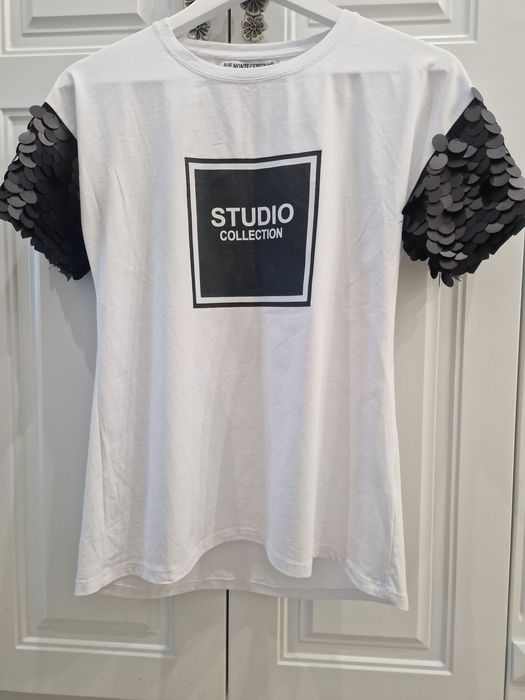 Спортно-елегантна дамска тениска - бяла с черни елементи, пайети