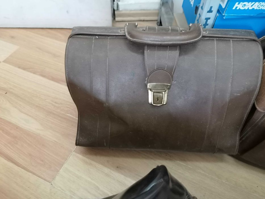Продавам стари дипломатически чанти