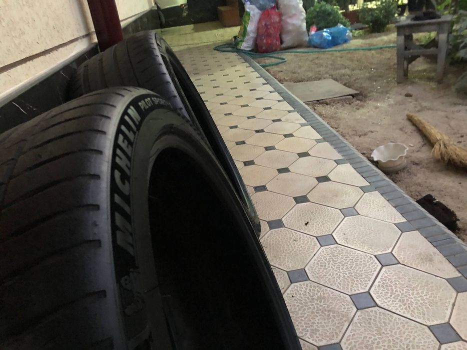 255 40 ZR21 Michelin Pilot Sports 2 Dona holati yaxshi