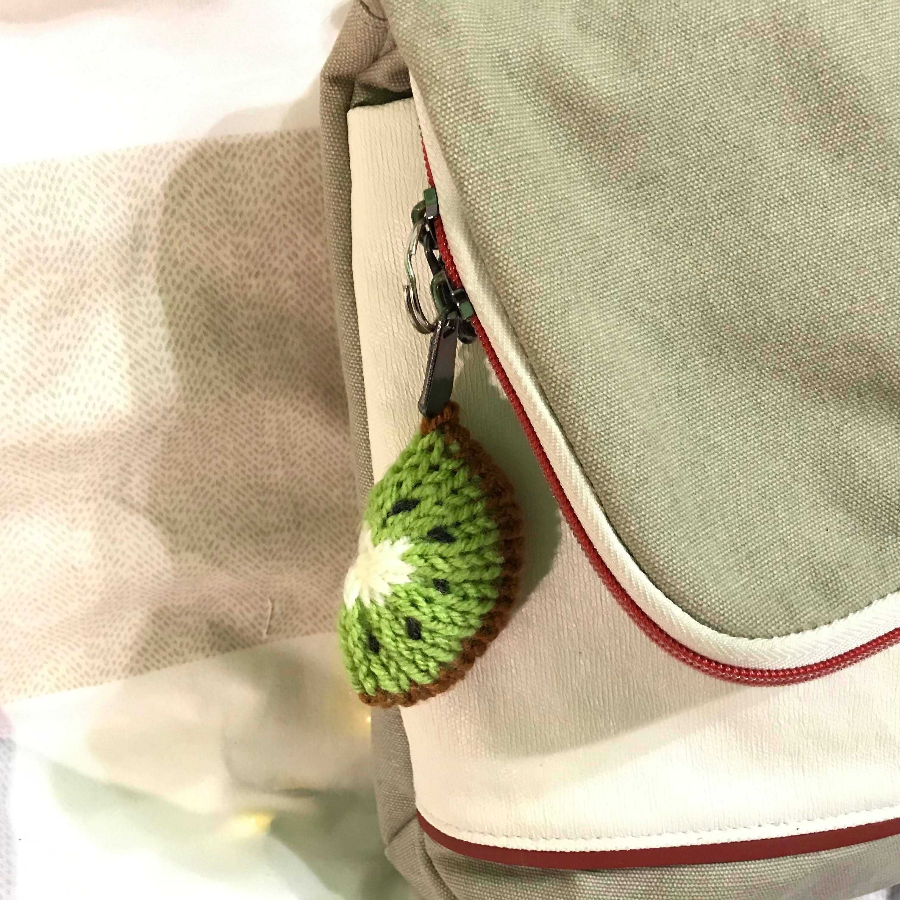 Brelocuri tricotate fructe / Cadouri personalizate / Agatatoare Masina