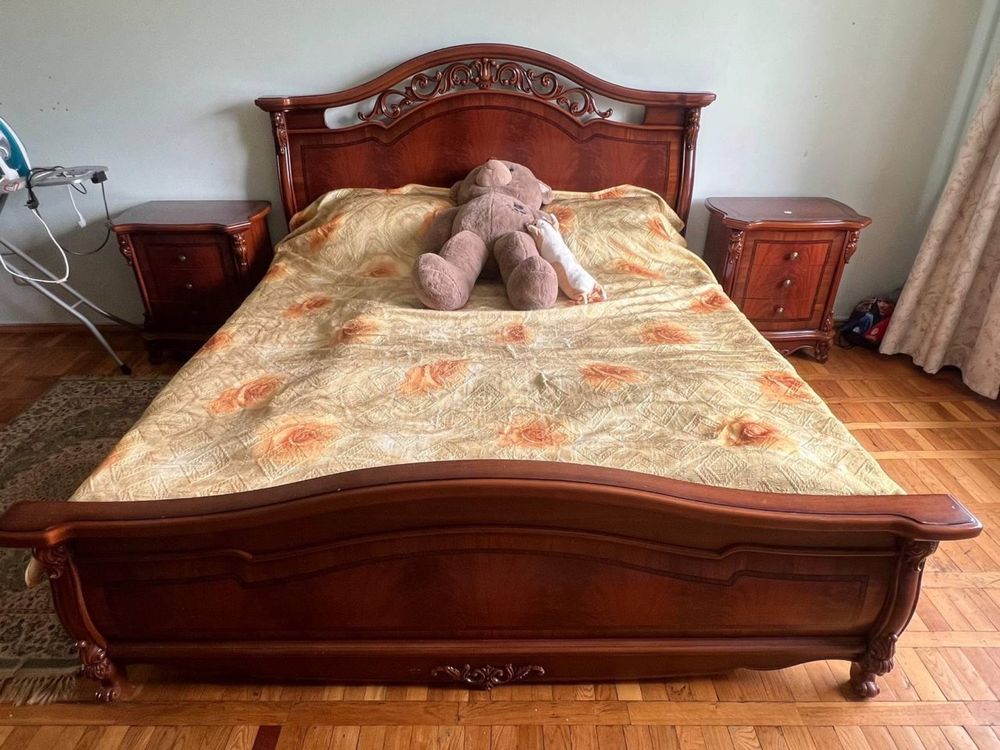 Продается спальный гарнитур из красного дерева