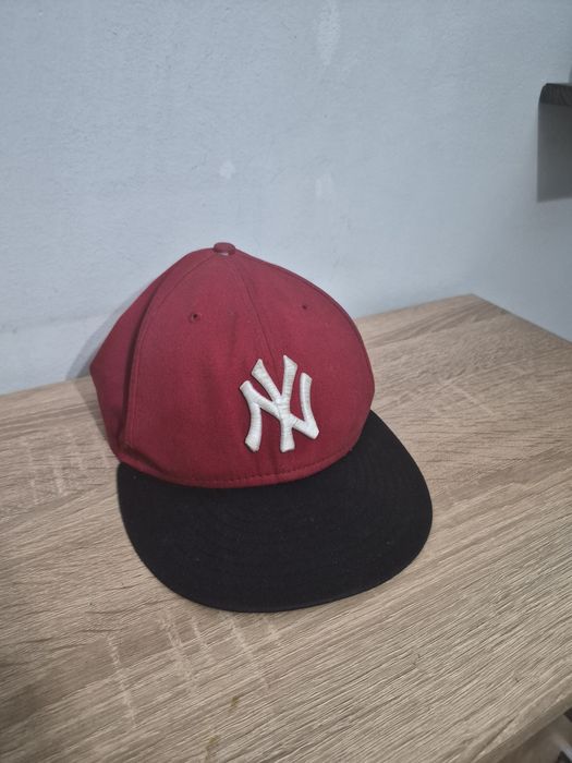 Șapcă roșie cu vizor negru și logo brodat