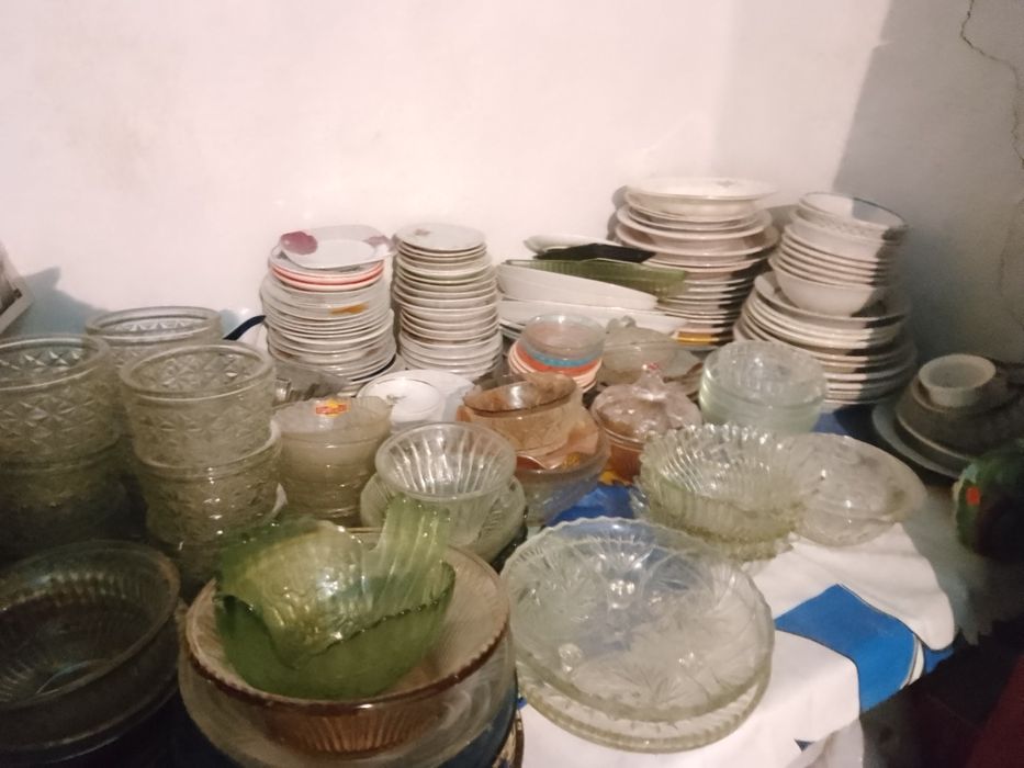 Тарелки разные по-50тен.Вазы разные по-300тен.Кувшины по-500тен.