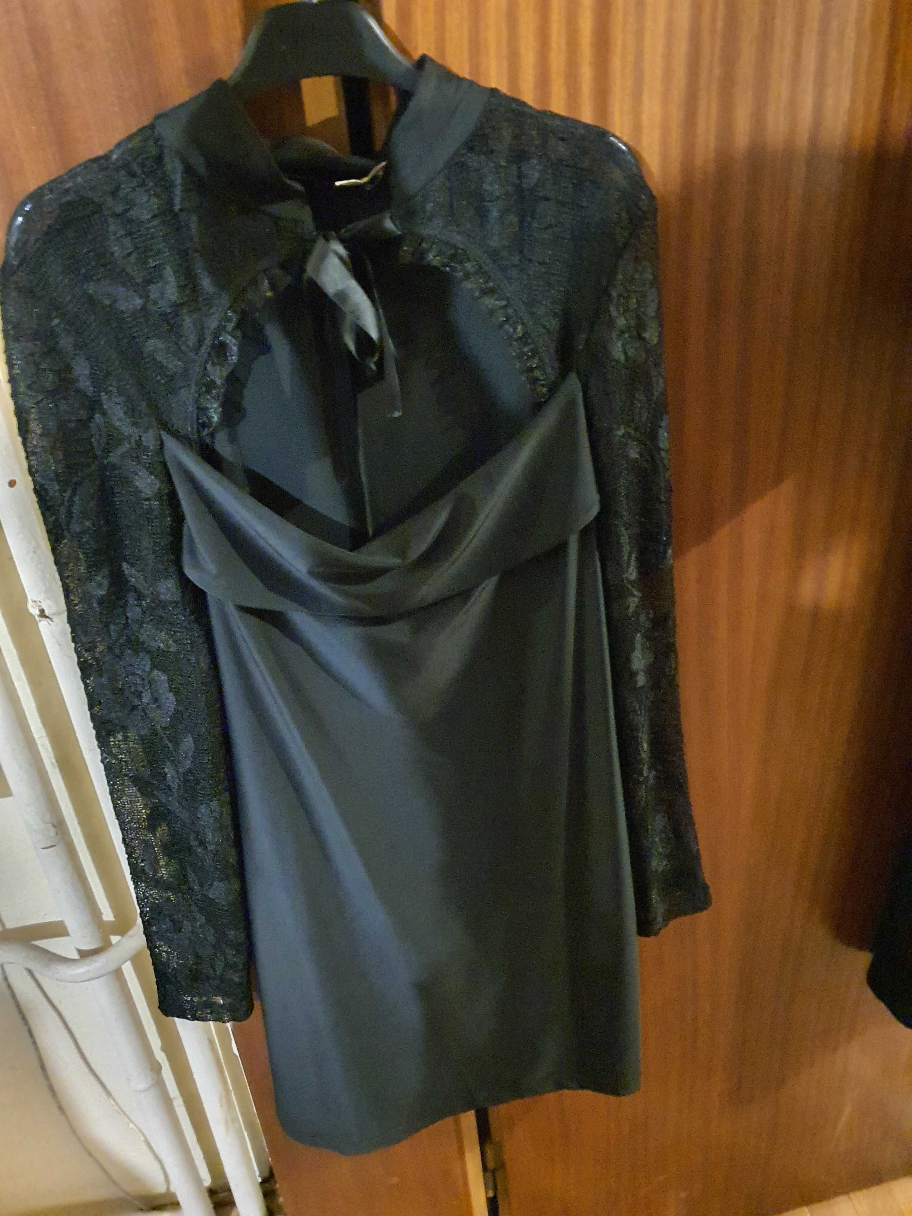 Черна рокля с изрязано деколте и дантелени ръкави