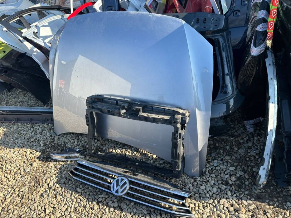 Grila / trager / proiector Volkswagen Passat B8 2015/2016/2017/2018