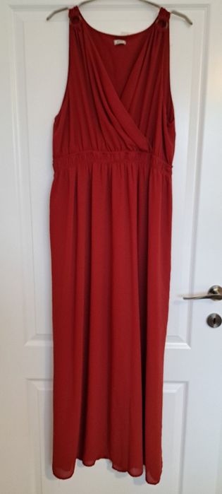 Vând rochii noi cu eticheta.