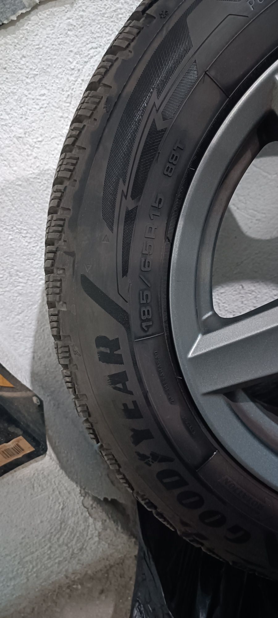 Джанти и гуми Dezent TY Graphite 15" GY Ultra Grip P3 185/65 R15