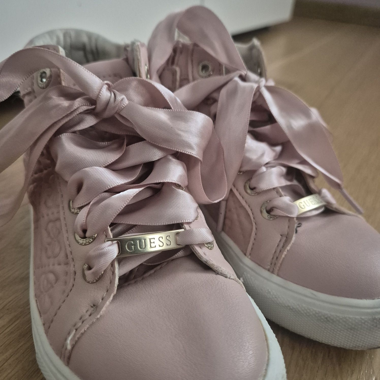 Сникърси GUESS.   .