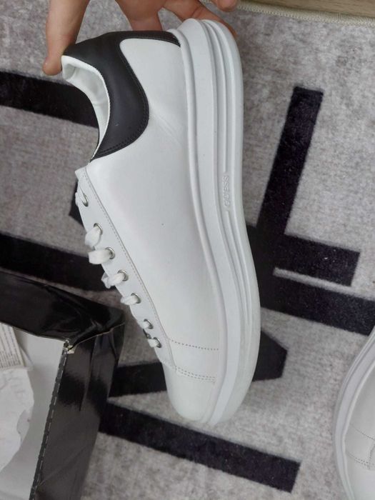 Vand Adidasi Guess Noi, Nepurtati.