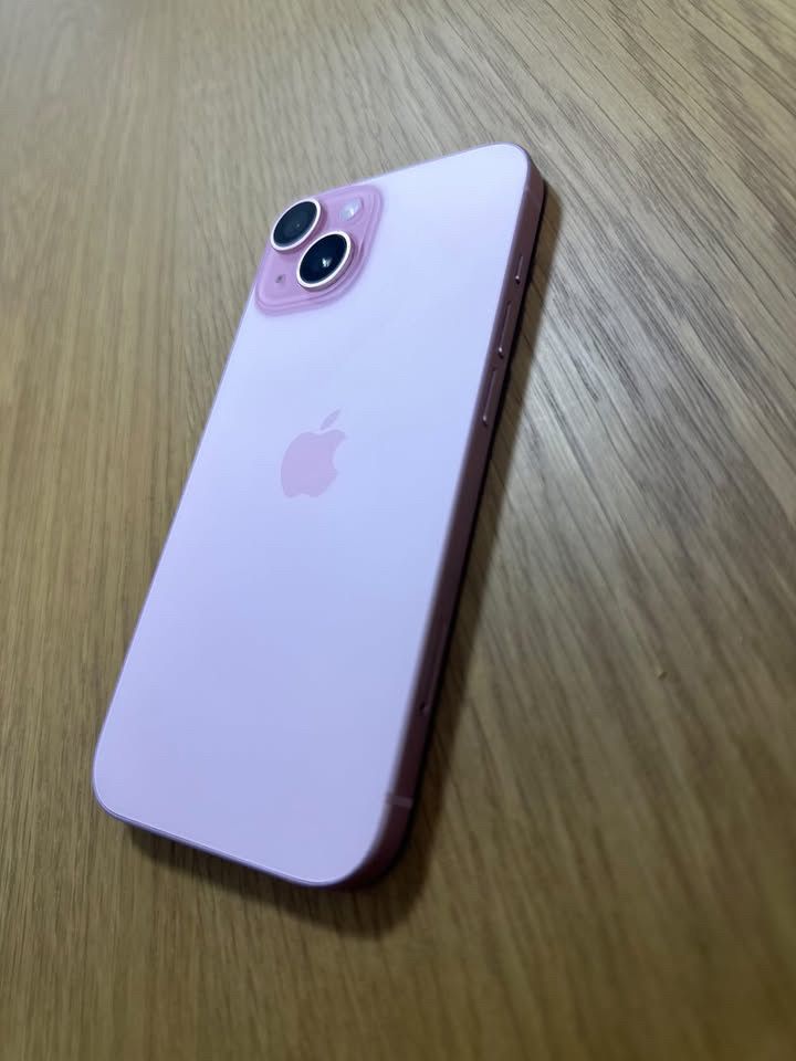 Iphone 15 розов като нов