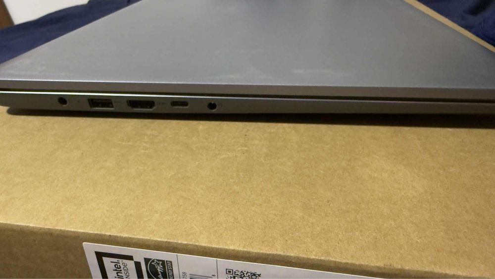 Vând/ Schinb Laptop Lenovo IdeaPad 3 17IAU7 8 GB RAM 512 GB memorie