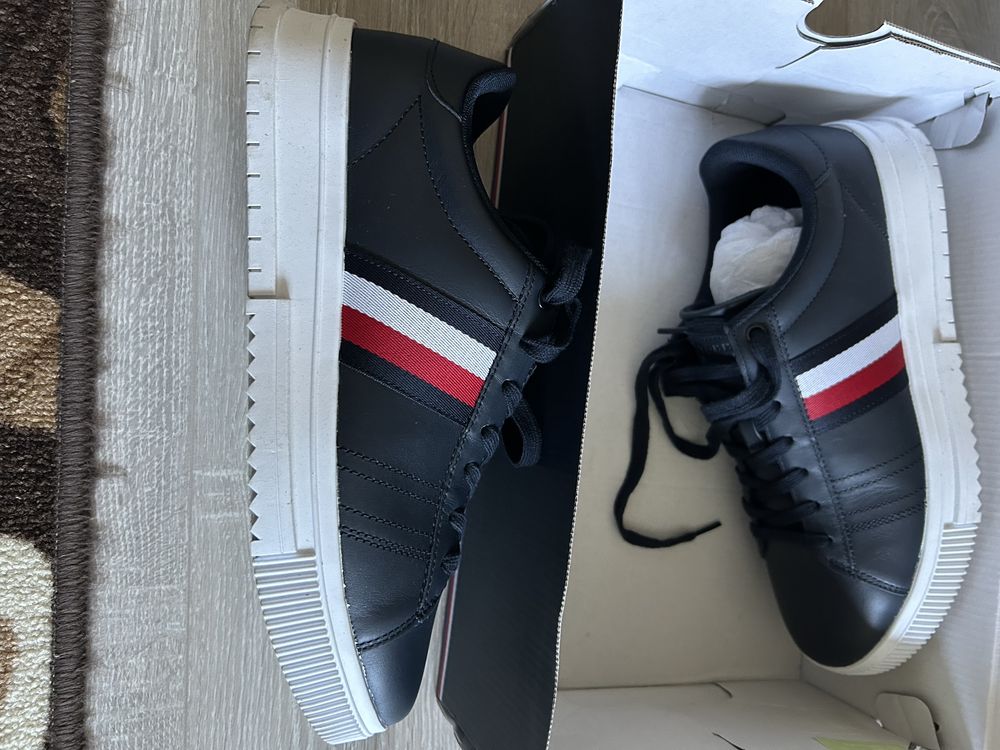 Обувки Tommy Hilfiger 43