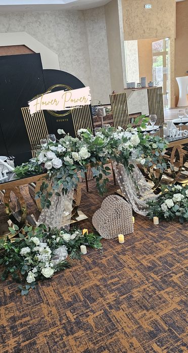 Aranjamente florale/arcade baloane/decor cununie de inchiriat
Prezidiu