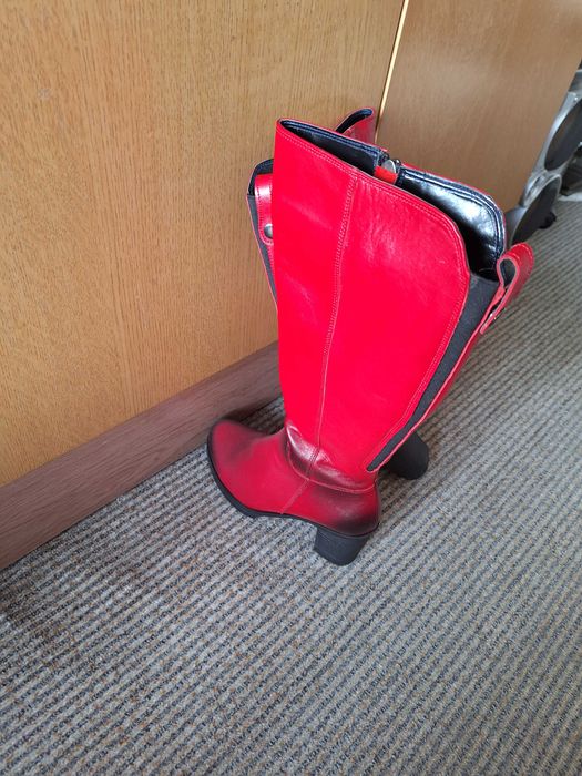 Продавам дамски кожени ботуши