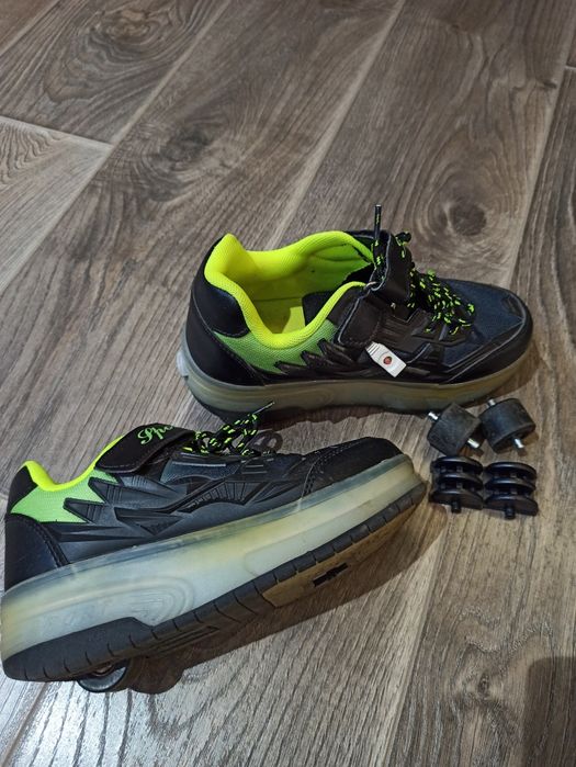 Обувки с колелца, светещи