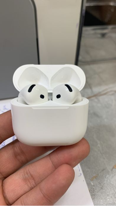 Продается наушники Apple AirPods 4