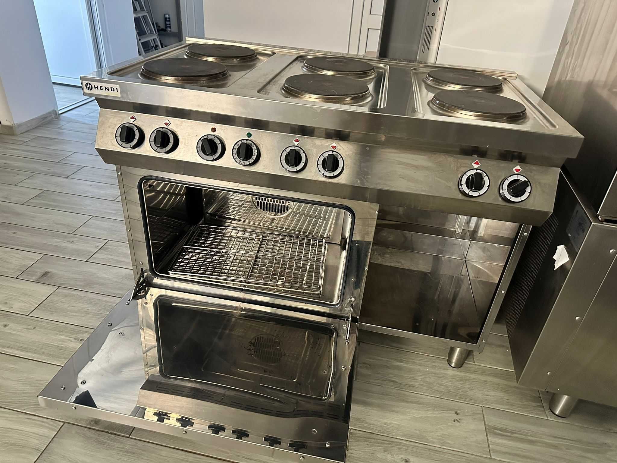 ARAGAZ ELECTRIC HENDI KITCHEN LINE cu 6 plite si cuptor convectie
