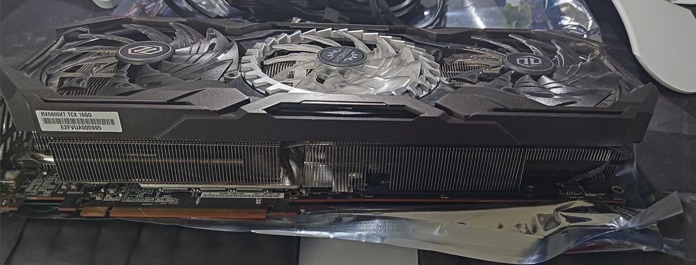 Продавам ASRock RX 6800 XT Taichi X - 16 GB в отлично състояние