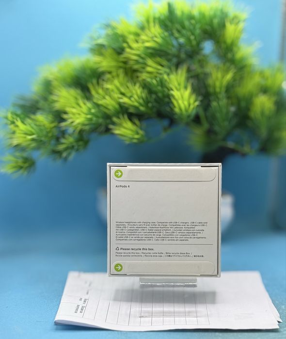 НОВО!!! Безжични слушалки Apple AirPods 4, бели