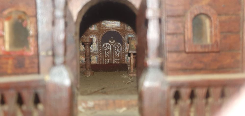 Machetă din lemn interpretând o biserică