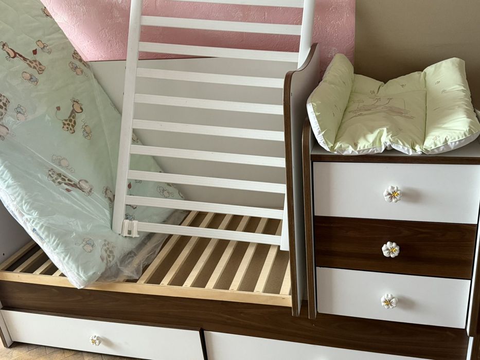 Детско легло 3 в 1 със матрак и подложка за сменяне на пелени.