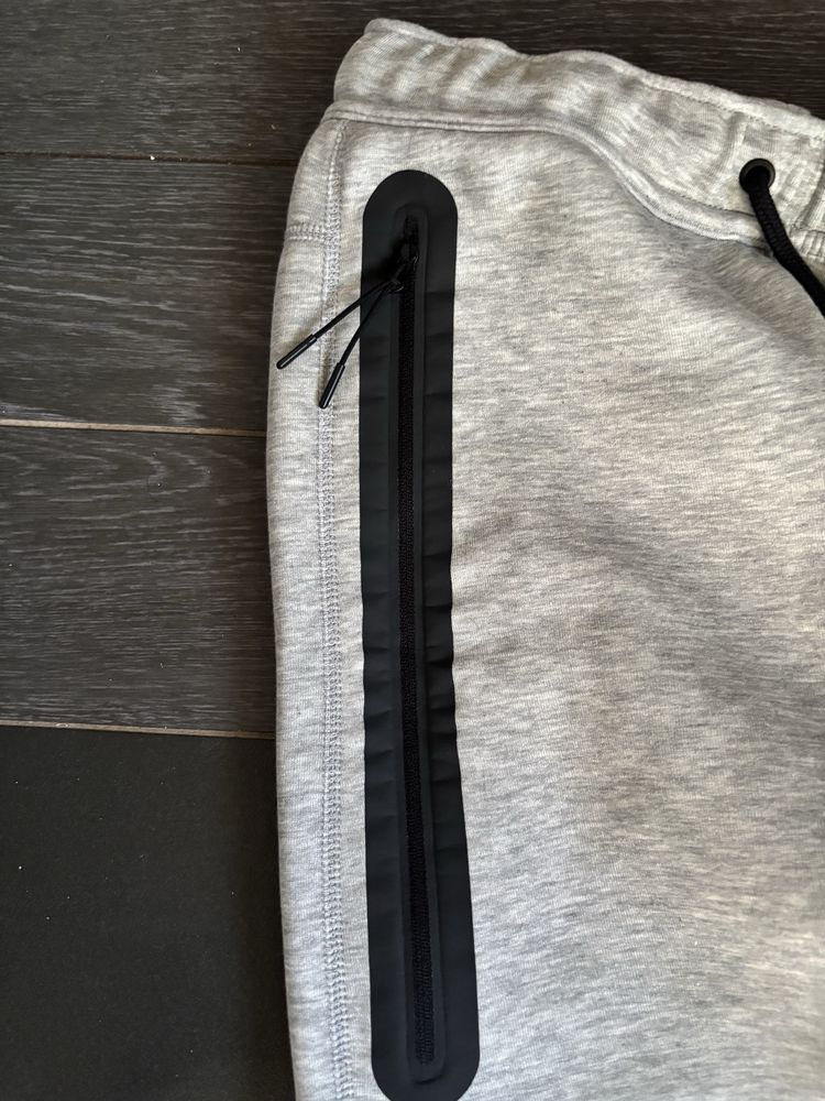 Pantaloni nike tech gri
