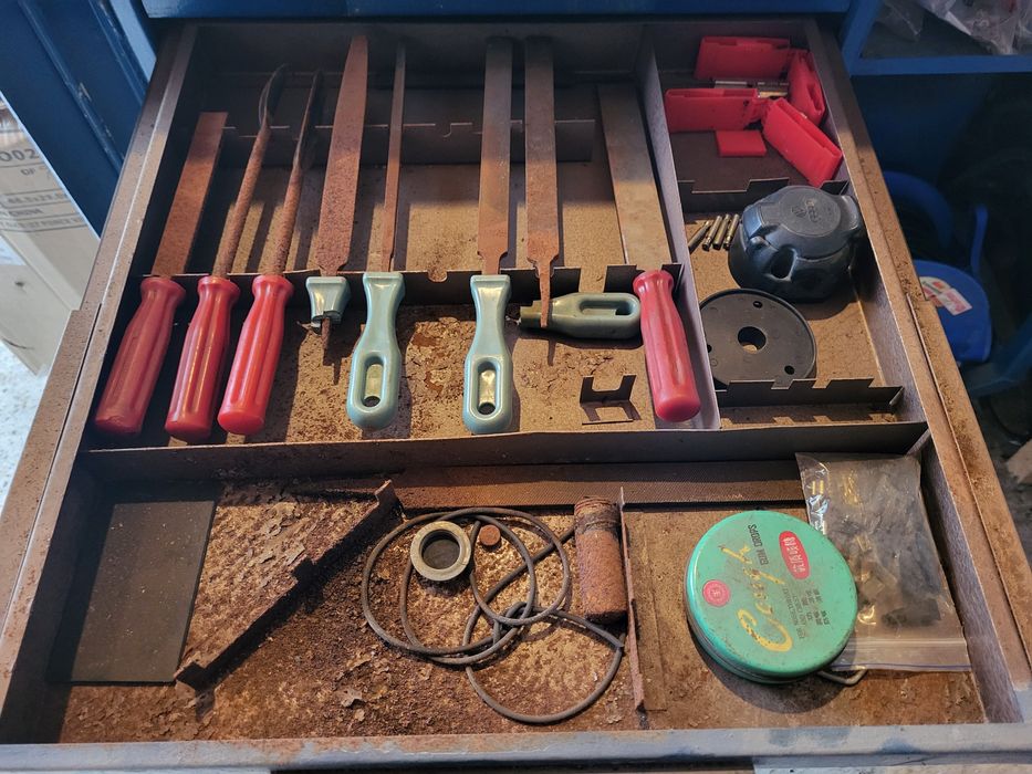 Vând banc de lucru, mobil,profesional, cu scule originale, ideal pentr
