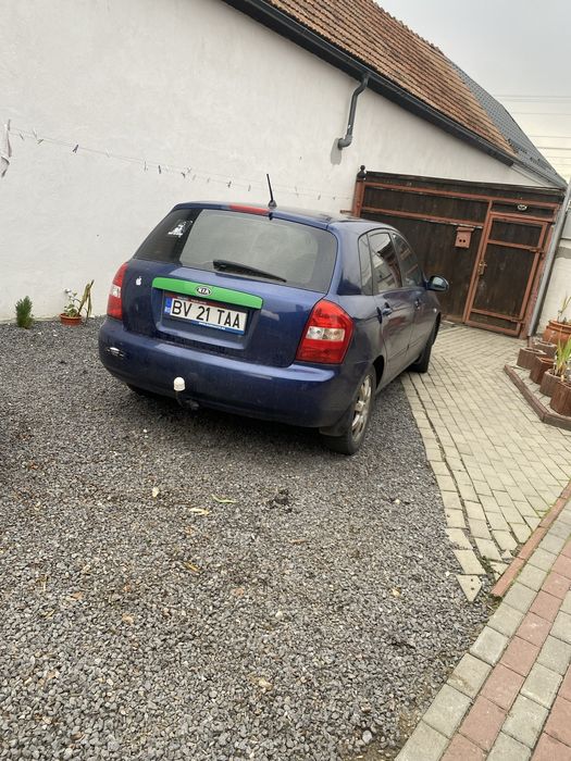 Vand kia cerato an fabricatie 2005 masina functioneaza bine mici defec