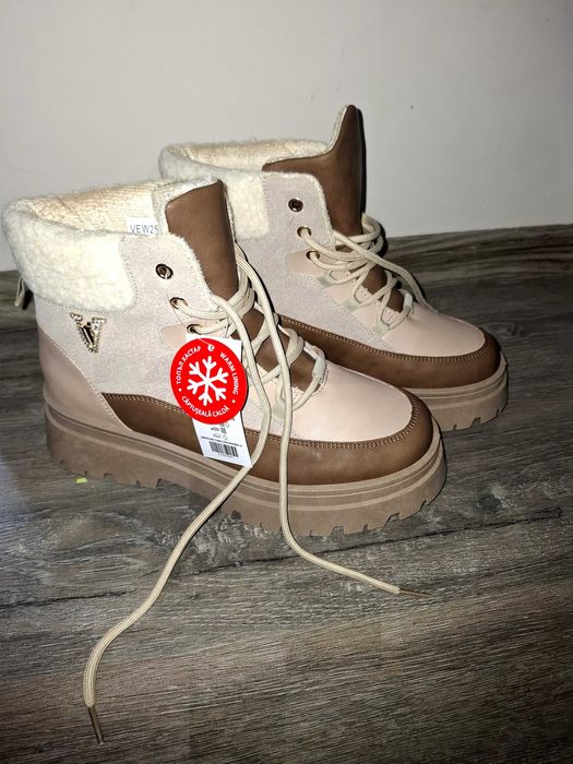 Топли боти с връзк