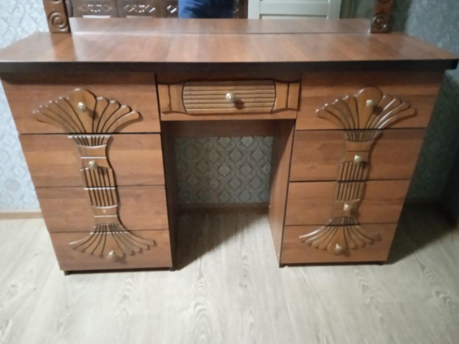 Трюмо почти новый продаю