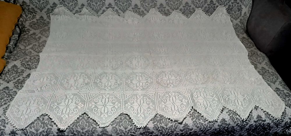 Продавам три нови уникални ръчно плетени покривки