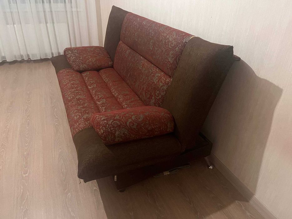 Диван - кровать, не знаю точно состояние, но лежать и сидеть можно