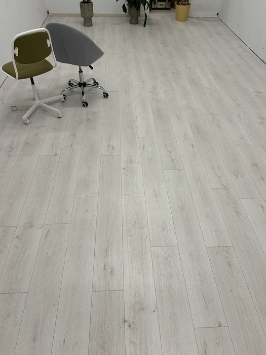 55mp x Parchet laminat Nisbet 8mm, rezistent la apa, 33 -trafic intens