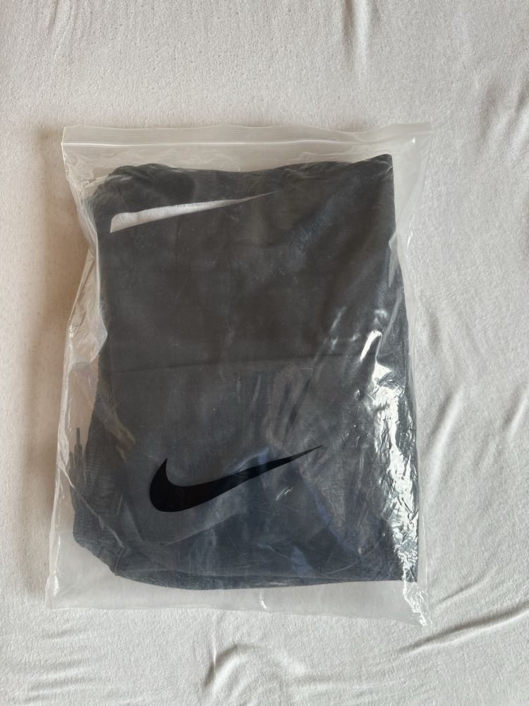 Vand pantaloni NIKE, tip TECH, noi, cu eticheta, marime L