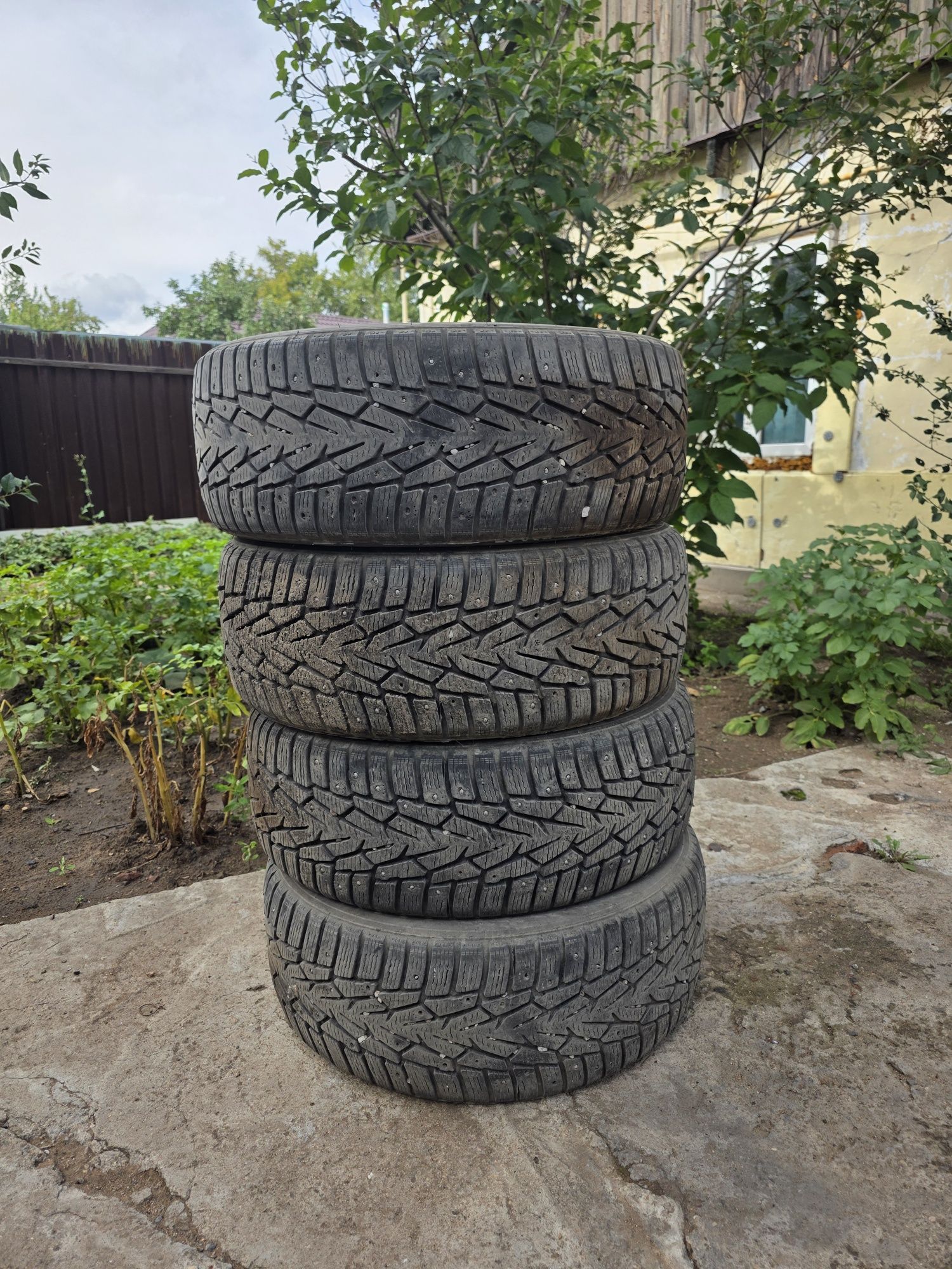 Комплект зимних шин Nokian 215/55/17