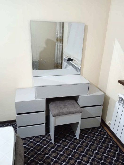 Мебель сотилади. Спальня кроват трюмо и шкаф