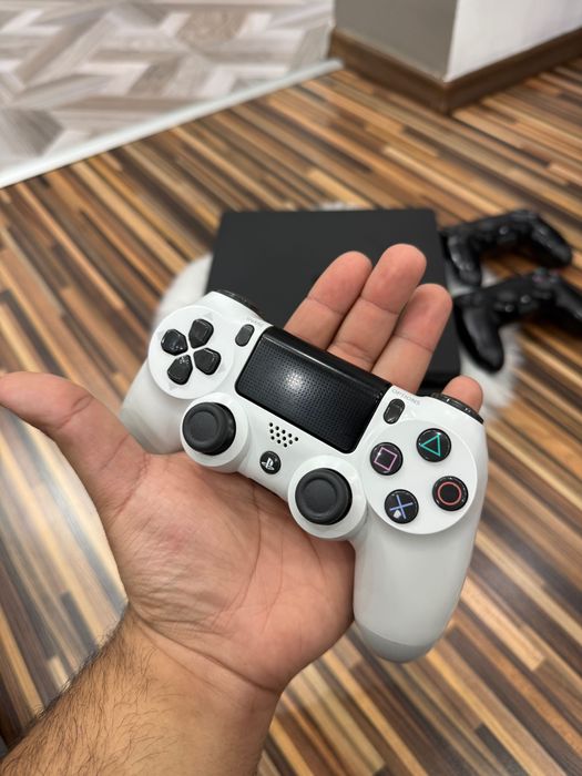 PS4 Slim 1TB + 3 оригинални контролера + 4 игри – Отлично състояние!