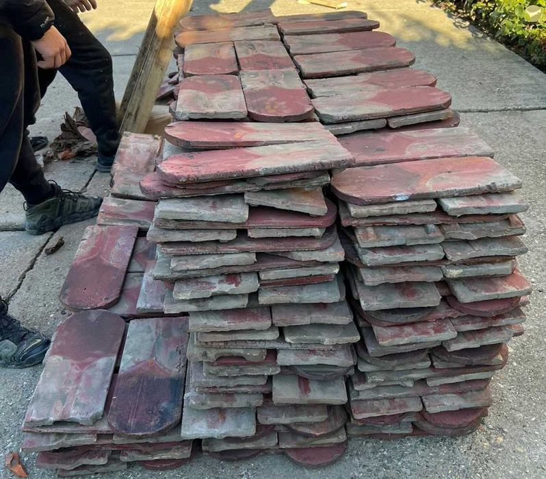 Vând țiglă ceramică tip "solzi" în stare bună