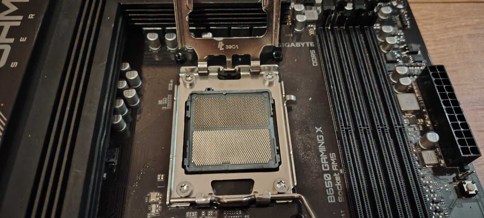 GIGABYTE B650 GAMING X + RYZEN 5 7600 6-Core 5.1GHz AM5