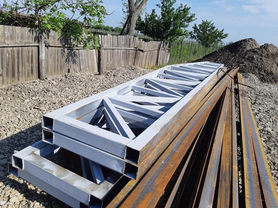 Dispunem de câteva construcții de hale metalice pe stoc .