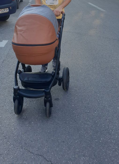 Vând    Carucior