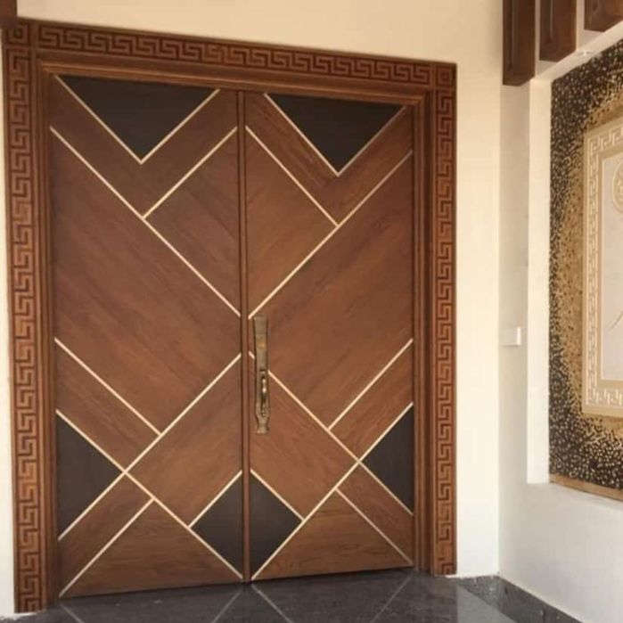 Двери и лестницы принимаем на заказ. Ламинат ёлочкой . Паркет