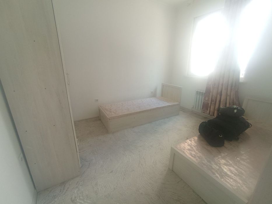 Kvartira sheriklikka o'qiydigan ishlaydigan bollarga