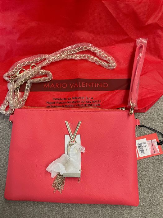 Новый клатч цвета коралл от Valentino