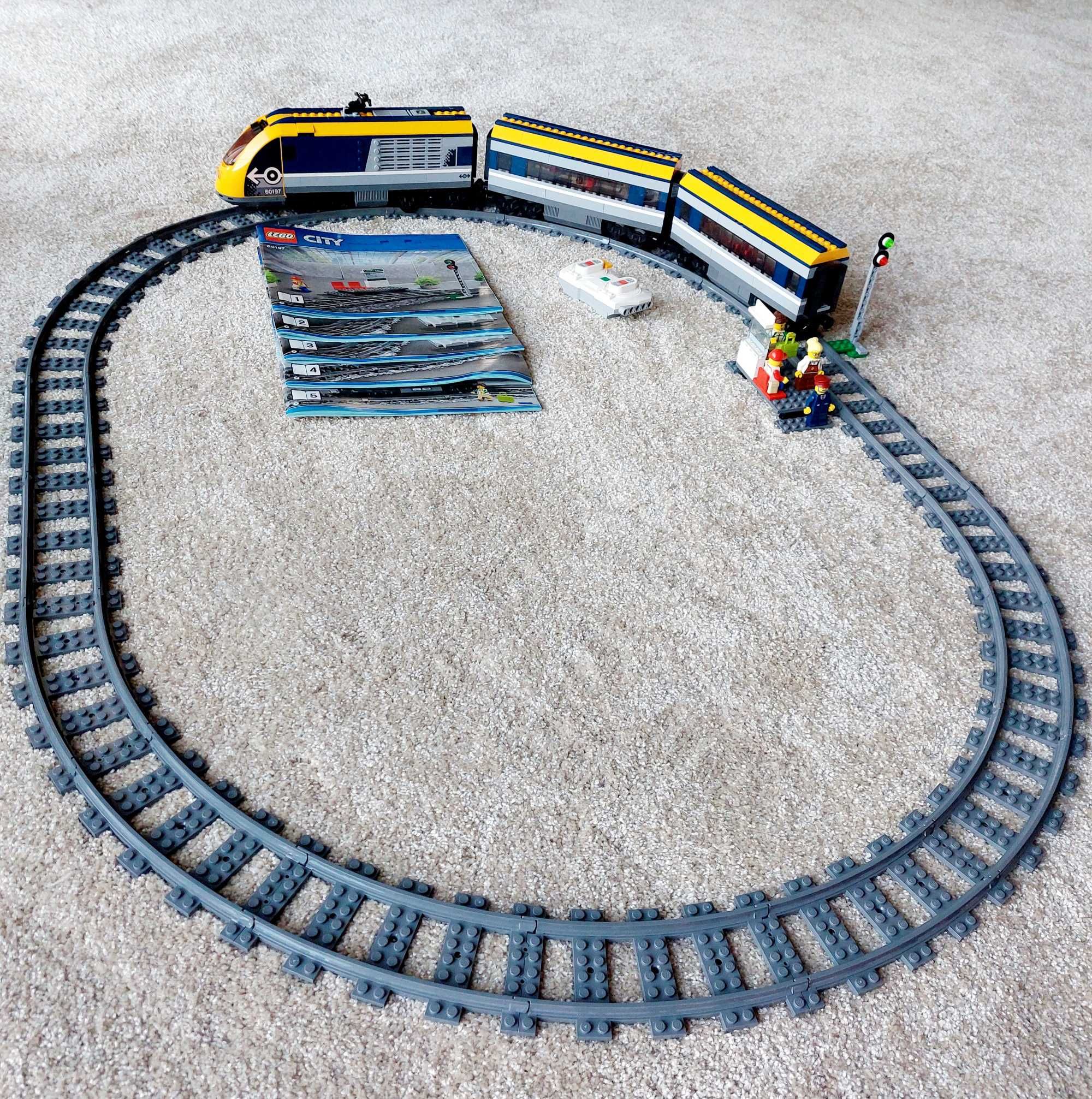 LEGO City - Tren de calatori 60197, 677 piese