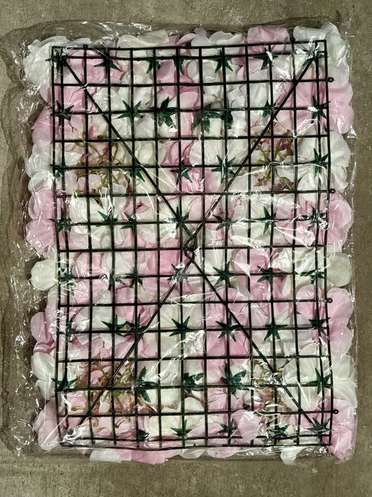 Цветна стена от декоративни пана с изкуствени цветя