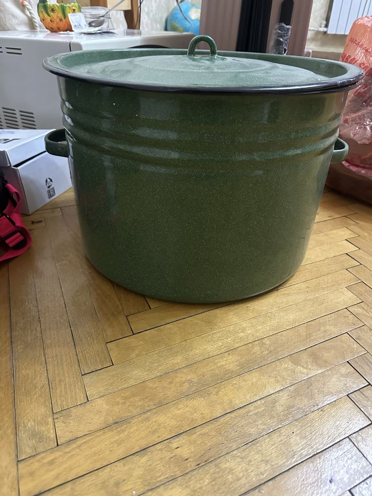 Продам эмалированную кастрюлю