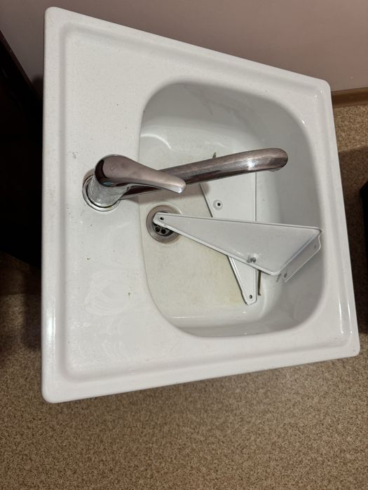 Продам раковину со смесителем ( полный комплект).
