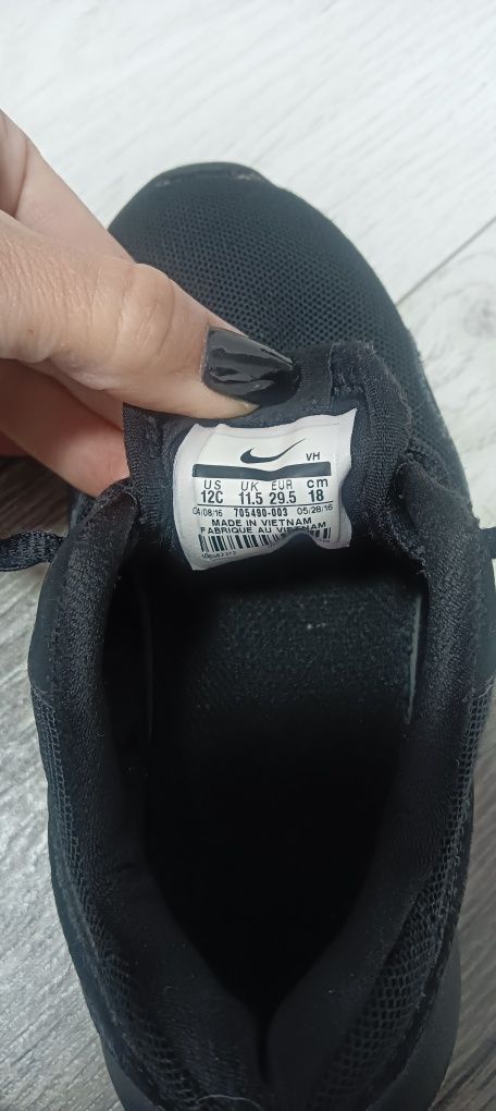 Adidași     Nike