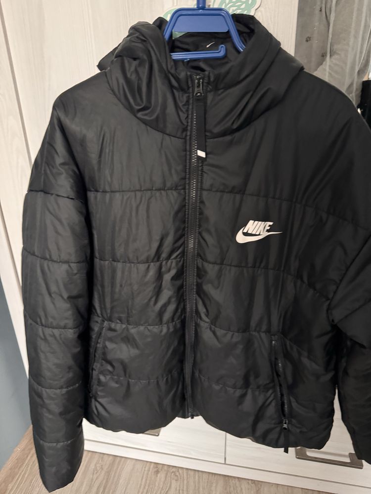 Дамско яке Nike L